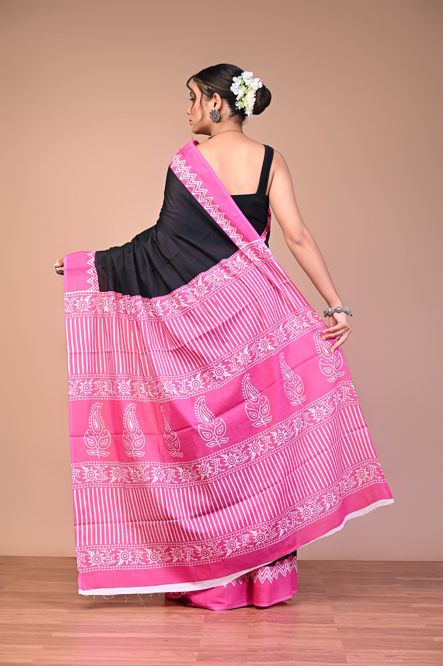 Dabu Printed Cotton Mul Saree By Printed Threads fabric detail highlighting fine mul weave